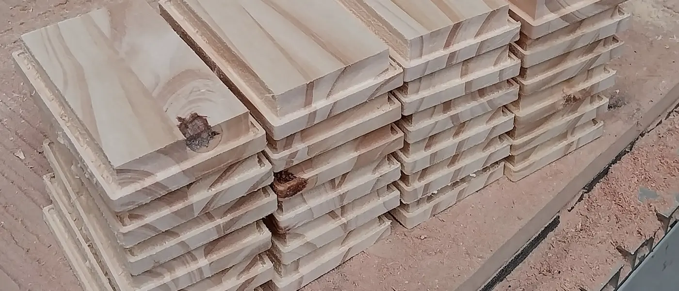 Bases en madera de pino en cantidad seriada - Servicio de fabricación y diseño de productos y piezas