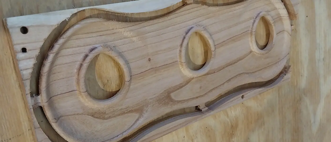 Bandeja con detalles huecos en madera - Servicio de fabricación y diseño de productos y piezas
