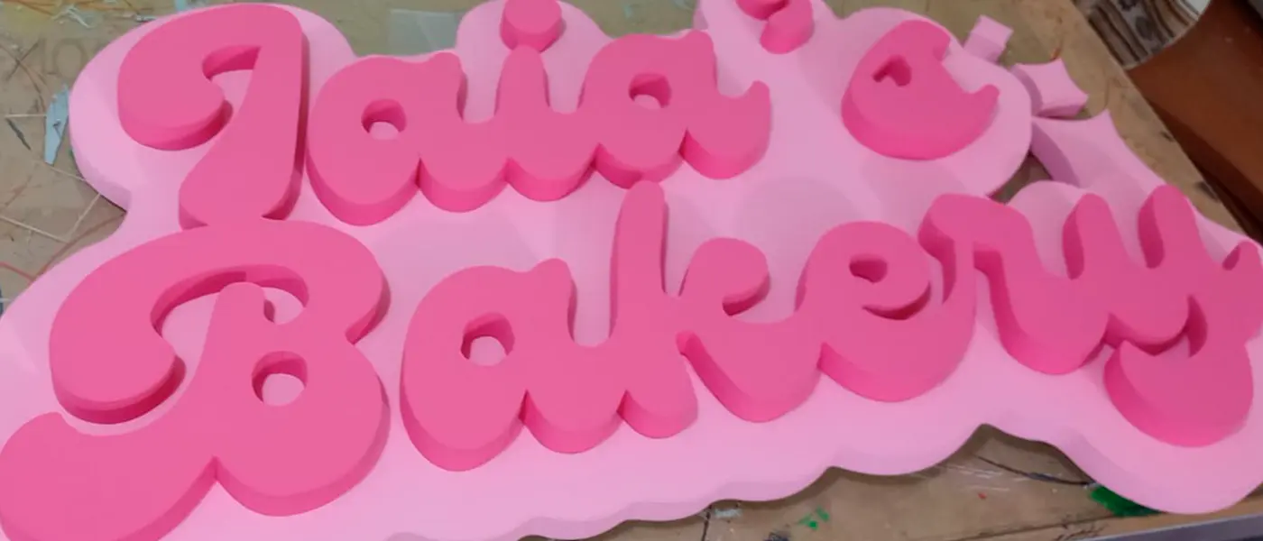 Cartelería Jaia's Bakery estilo Barbie en rosa - Servicio de Diseño y fabricación de escenografías y ambientaciones