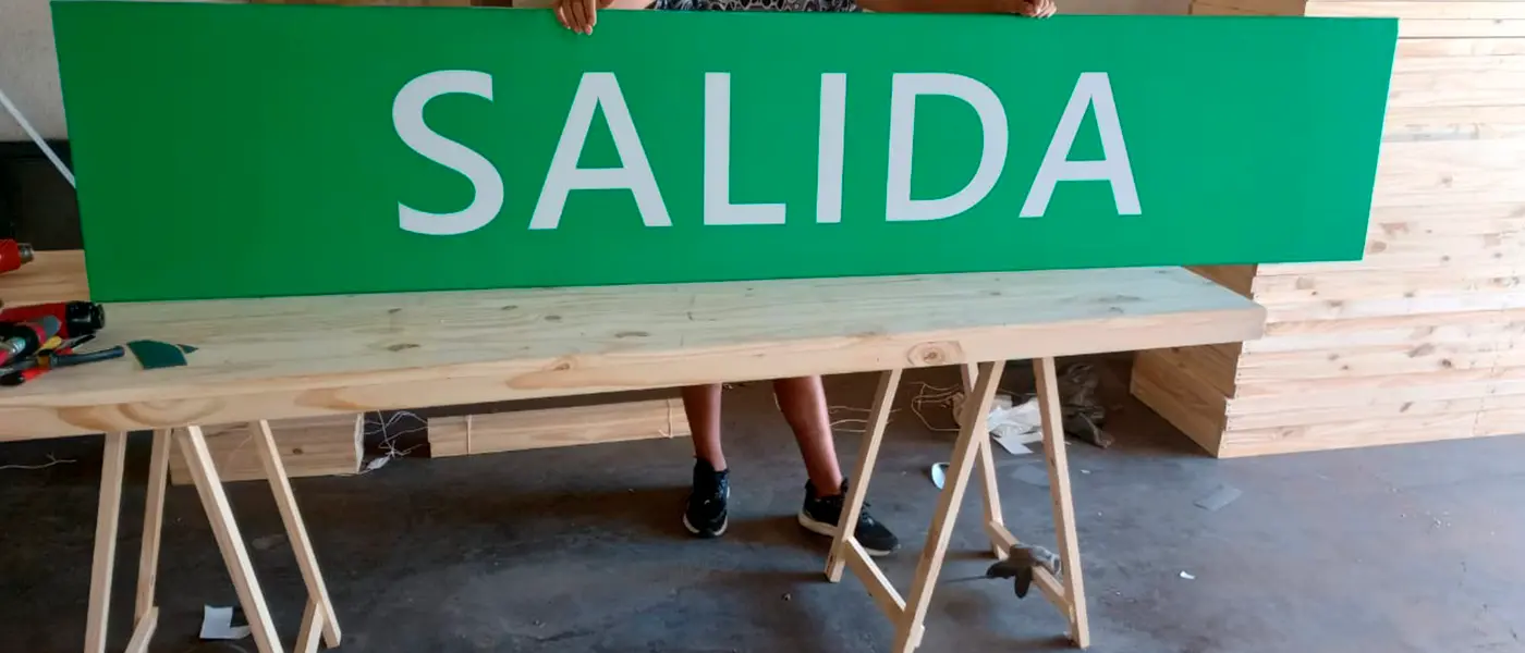 Cartelería "SALIDA" fondo verde letras blancas - Servicio de Diseño y fabricación de escenografías y ambientaciones