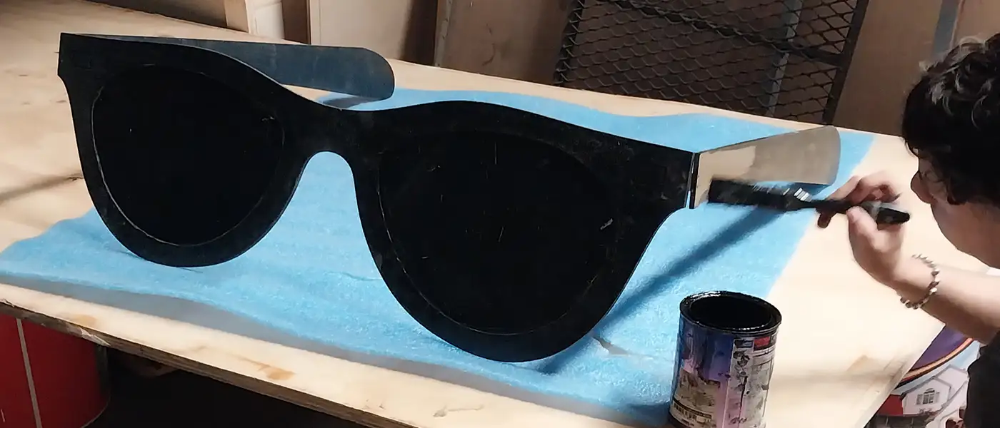 Anteojos negros gigantes - Servicio de Diseño y fabricación de escenografías y ambientaciones