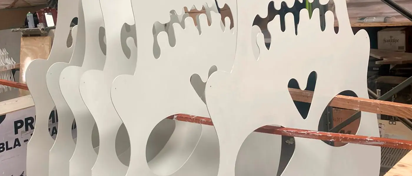 Calaveras gigantes pintadas para escenografía - Servicio de Diseño y fabricación de escenografías y ambientaciones