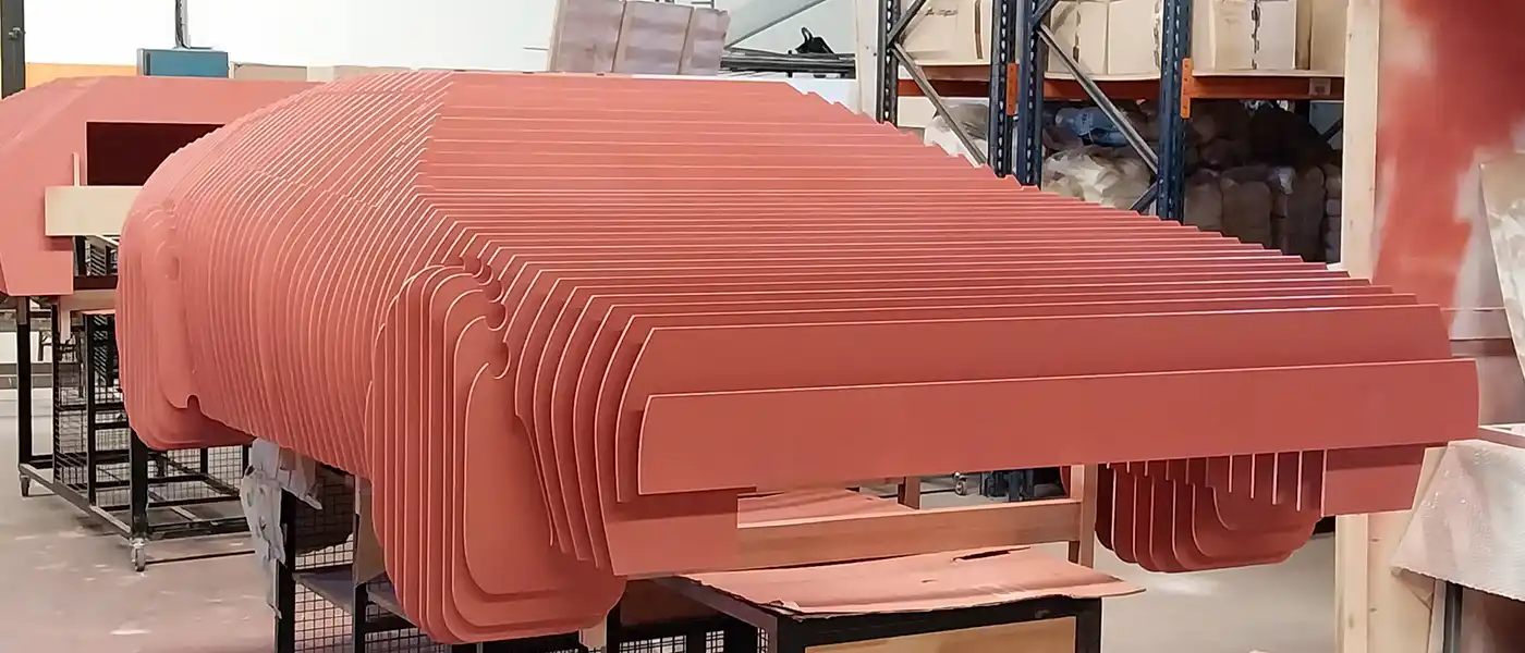 Piezas en serie para armado de automóvil en color salmón - Servicio de Diseño y fabricación de escenografías y ambientaciones