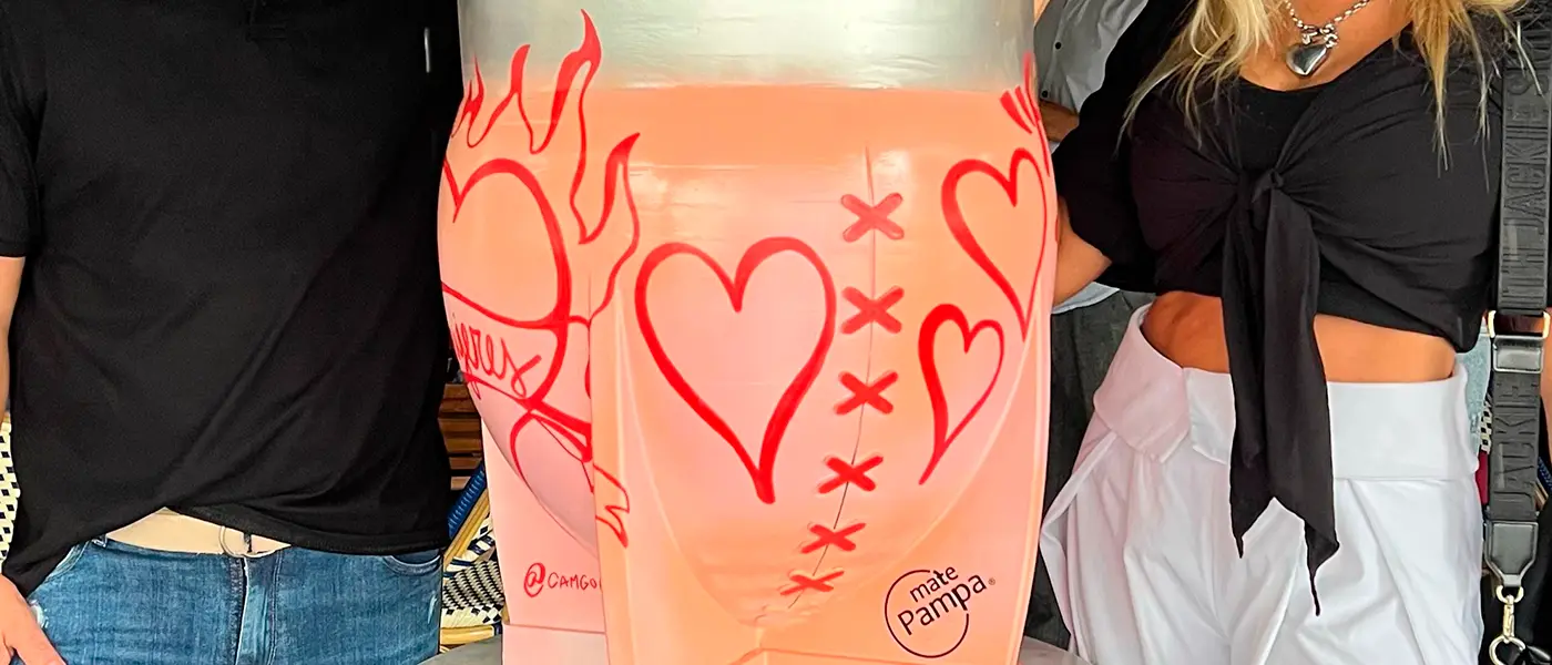 Mate gigante pintado a mano - Servicio de Diseño y fabricación de escenografías y ambientaciones