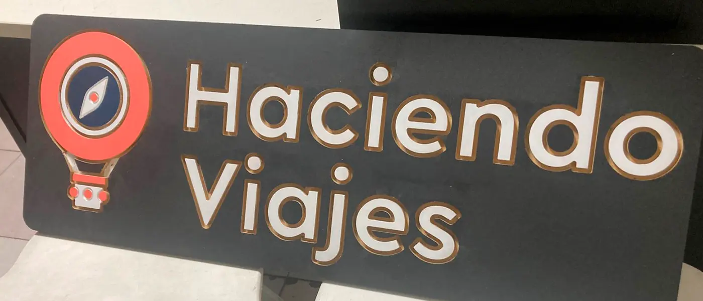 Cartelería Haciendo Viajes - Servicio de Diseño y fabricación de escenografías y ambientaciones
