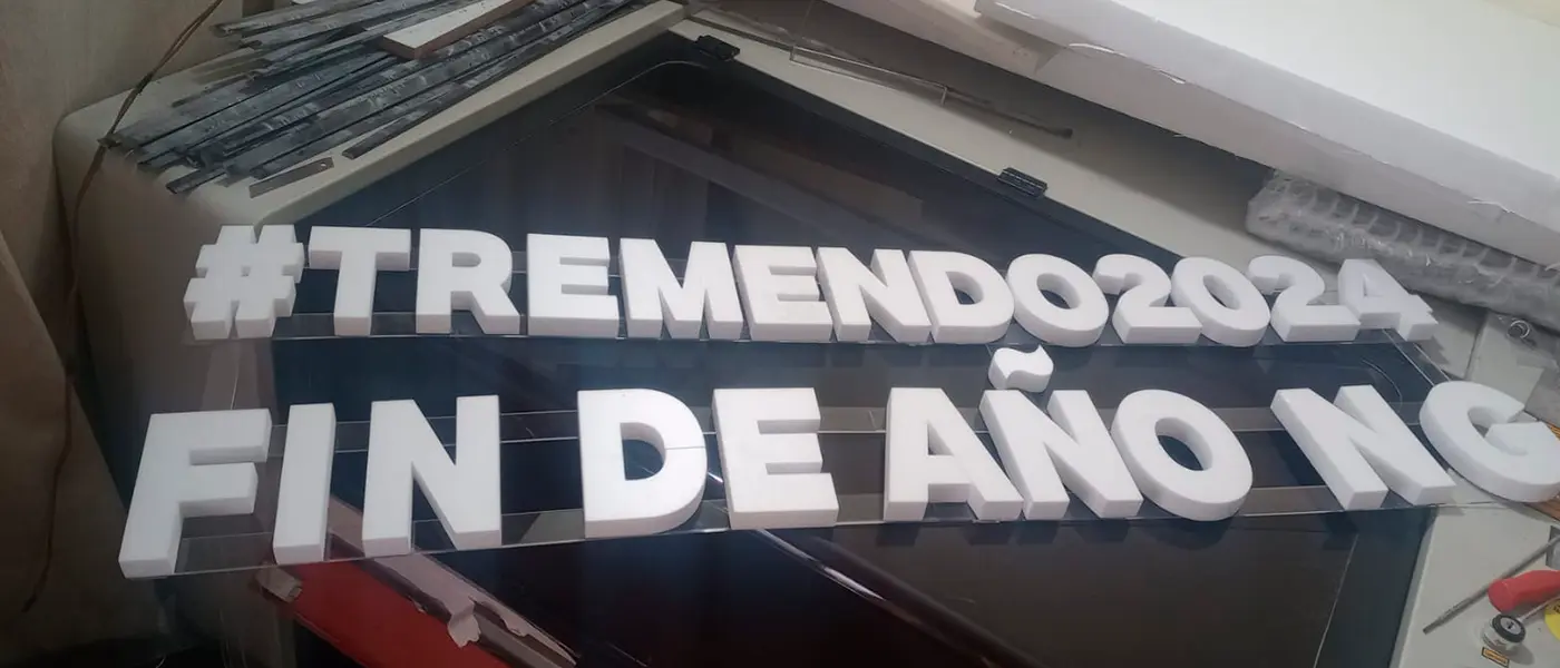 Cartelería fin de año colegio - Servicio de Diseño y fabricación de escenografías y ambientaciones