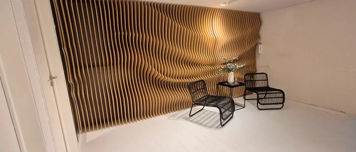 Trama en madera que forma pared - Servicio de Diseño y fabricación de escenografías y ambientaciones