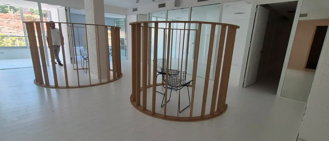 Estructura en madera circular que sirven de división y encierran ambientes - Servicio de Diseño y fabricación de escenografías y ambientaciones