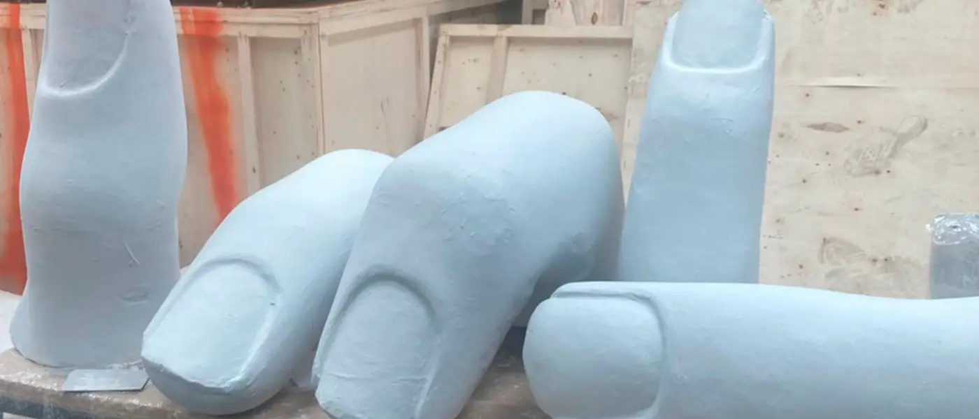 Cartelería parador mano gigante con servicio de pintura - Servicio de Diseño y fabricación de escenografías y ambientaciones