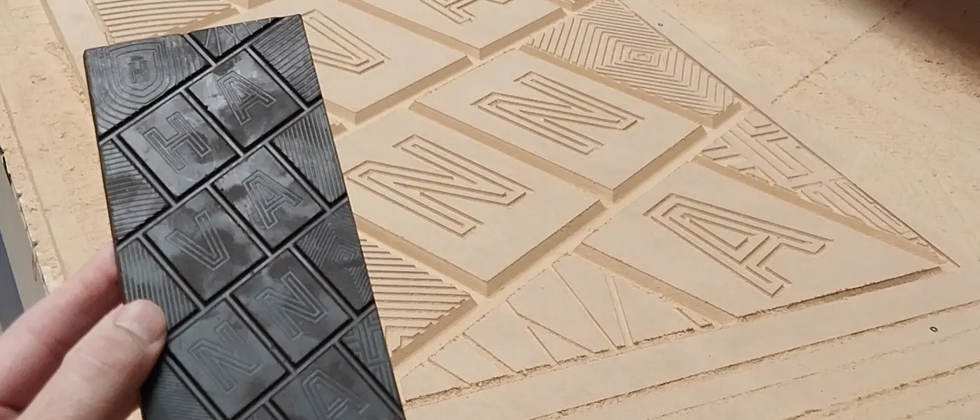 Cartelería para Havanna, simulación trama de chocolate en madera - Servicio de Diseño y fabricación de escenografías y ambientaciones
