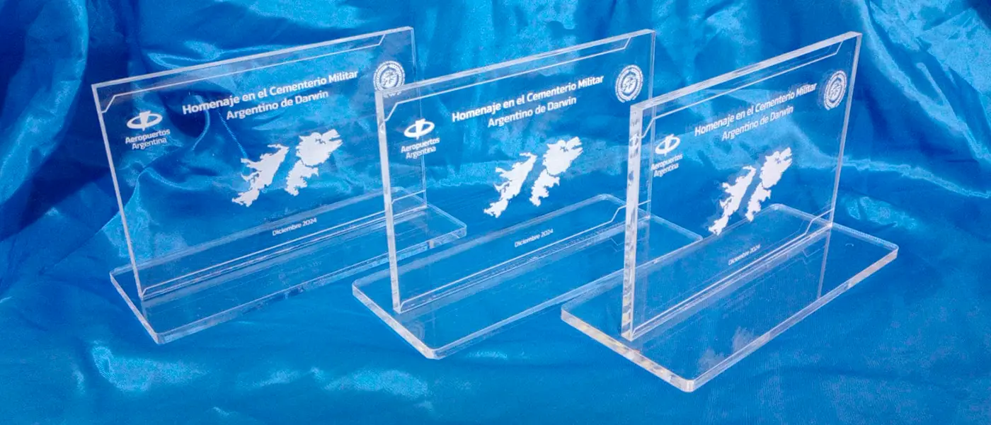 Placa homenaje militar grabada en acrílico - Servicio Premios y Regalos Empresariales