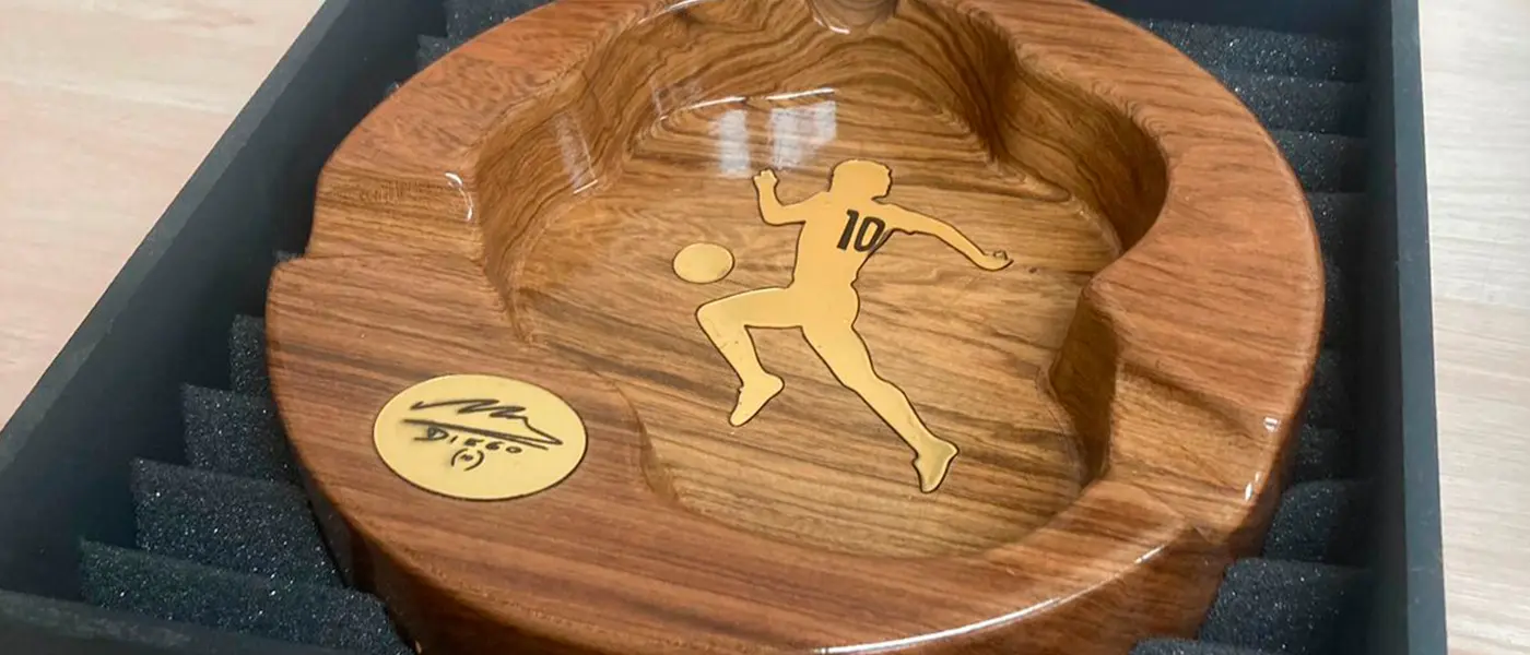 Cenicero en madera con Placa insertada de Diego Maradona - Servicio Premios y Regalos Empresariales