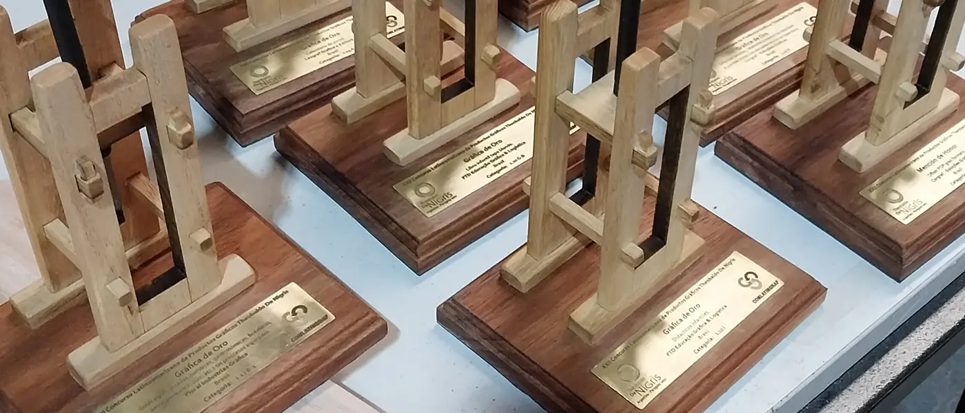 Premios Gráfica de oro, Estatuilla en madera con base y chapa dorada grabada - Servicio Premios y Regalos Empresariales