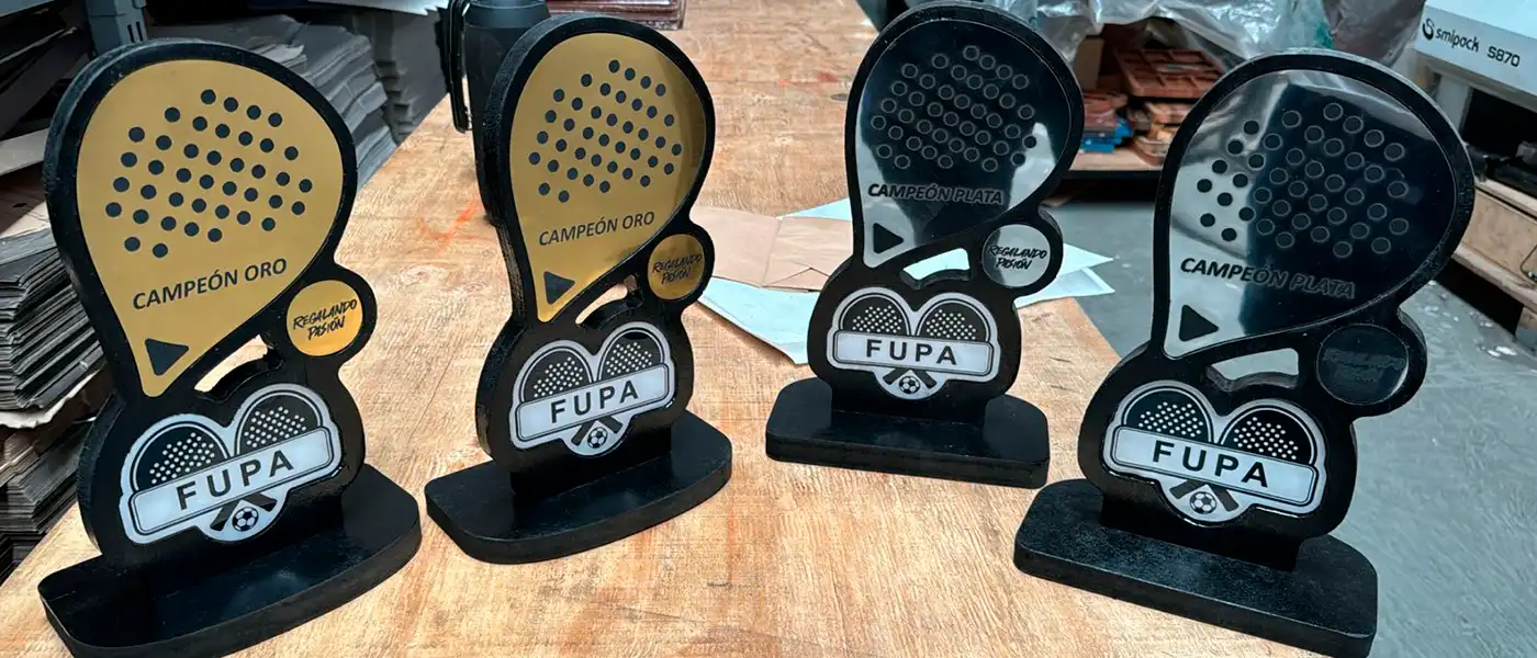 Raqueta de padel en oro y plata - Servicio Premios y Regalos Empresariales