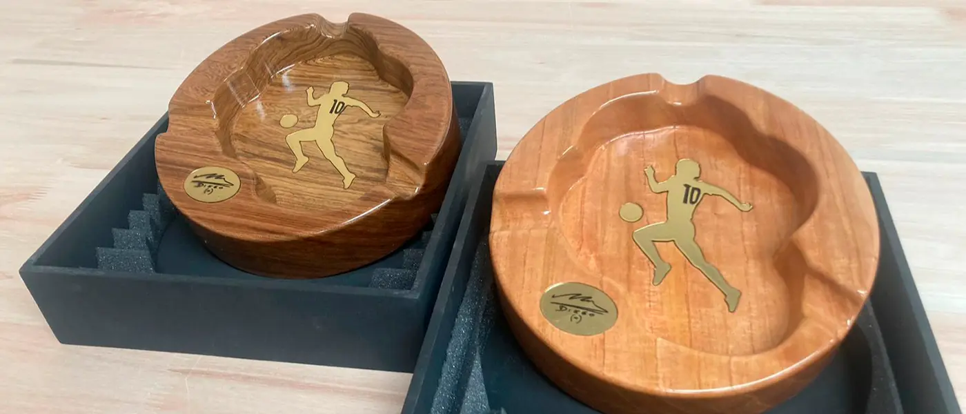 Cenicero en madera con Placa insertada de Diego Maradona - Servicio Premios y Regalos Empresariales
