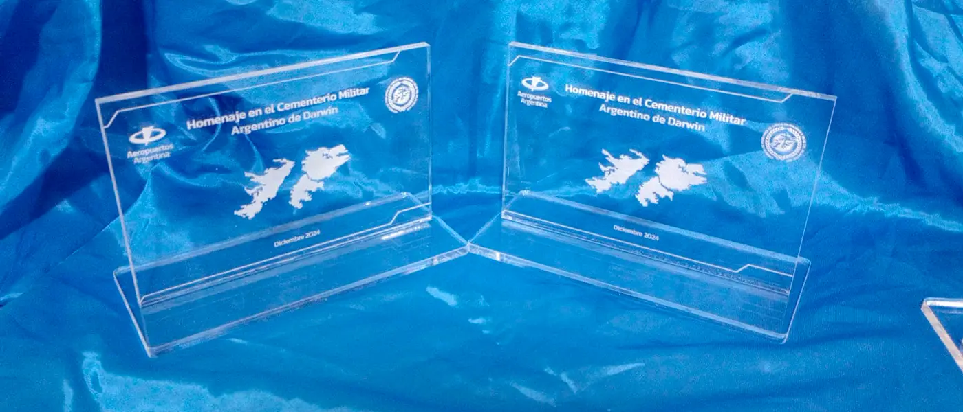 Placa homenaje militar grabada en acrílico - Servicio Premios y Regalos Empresariales