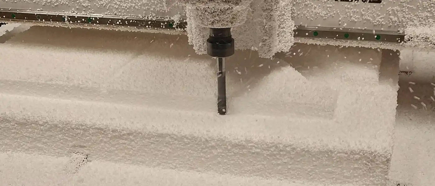 Máquina fresadora trabajando sobre telgopor -Servicio de Fabricación de Moldes, Prototipos y Modelos para Fundición